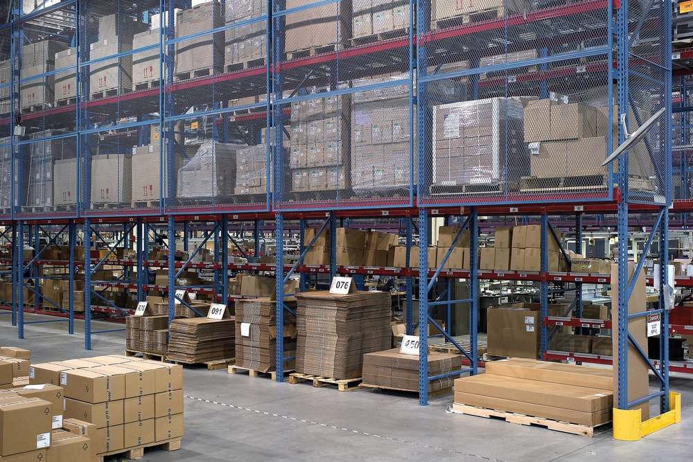 Selective pallet racking with end-of-aisle protection